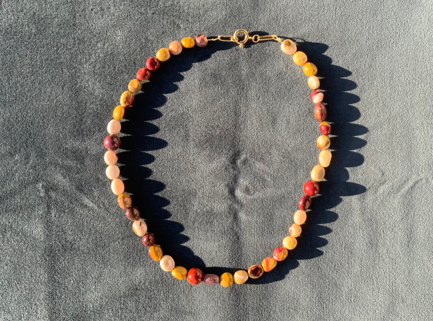 Sæt med halskæde, armbånd og øreringe i mokait nugget