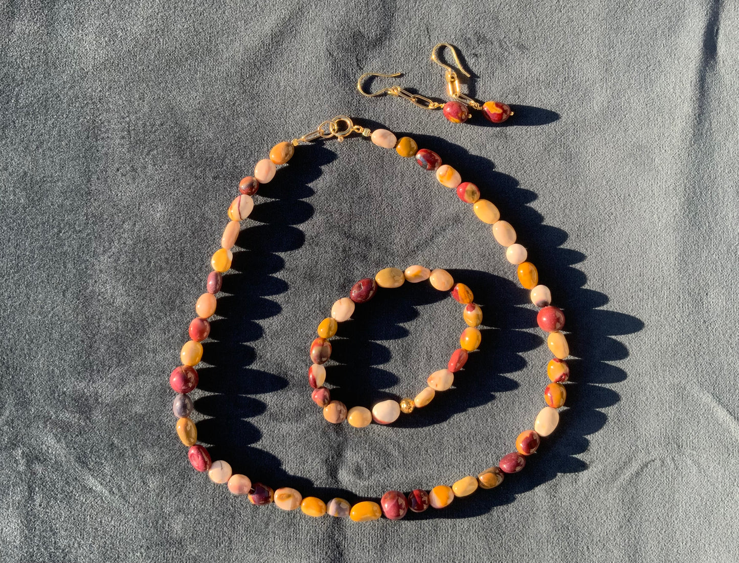 Sæt med halskæde, armbånd og øreringe i mokait nugget