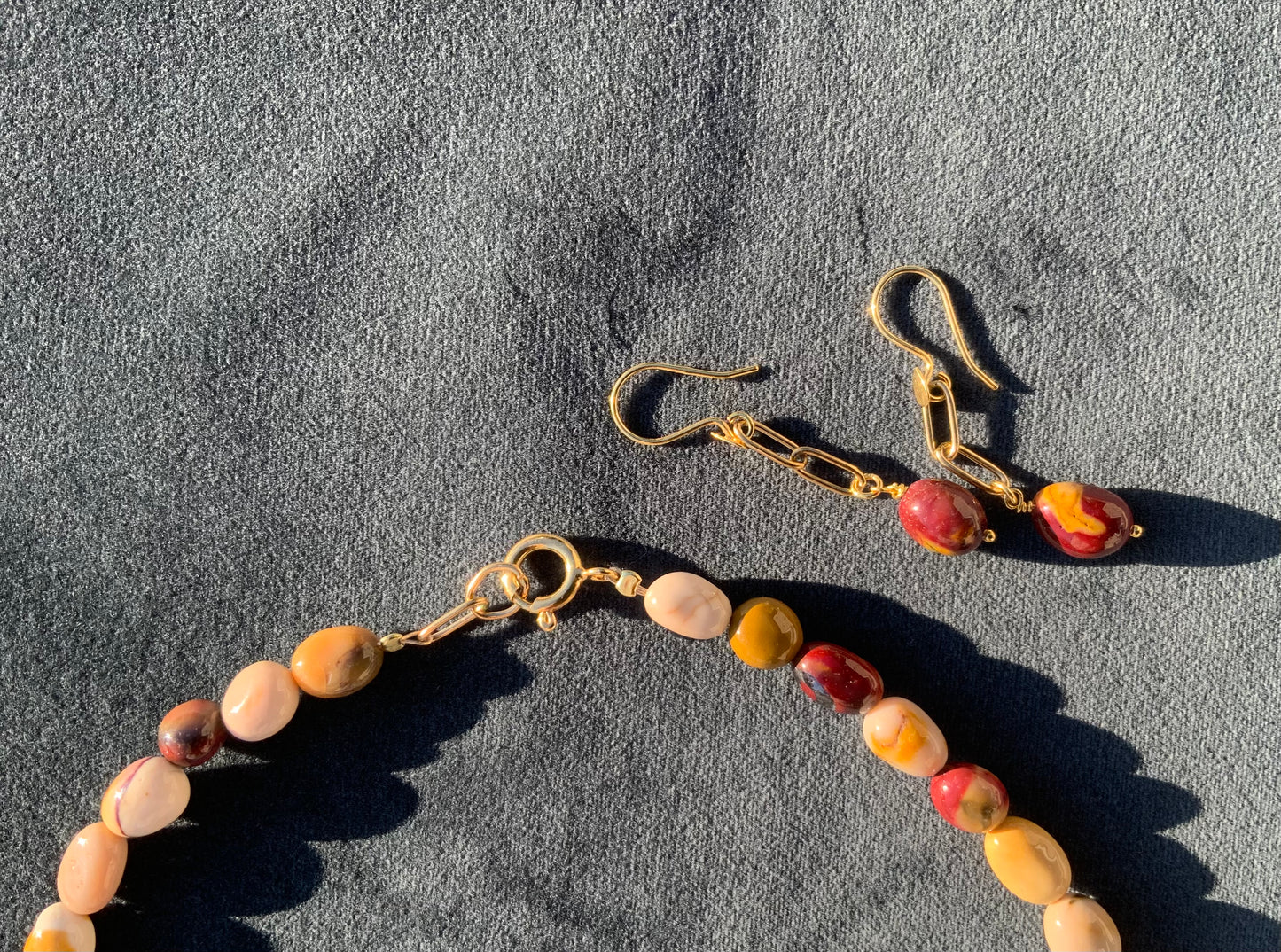 Halskæde i mokait nugget