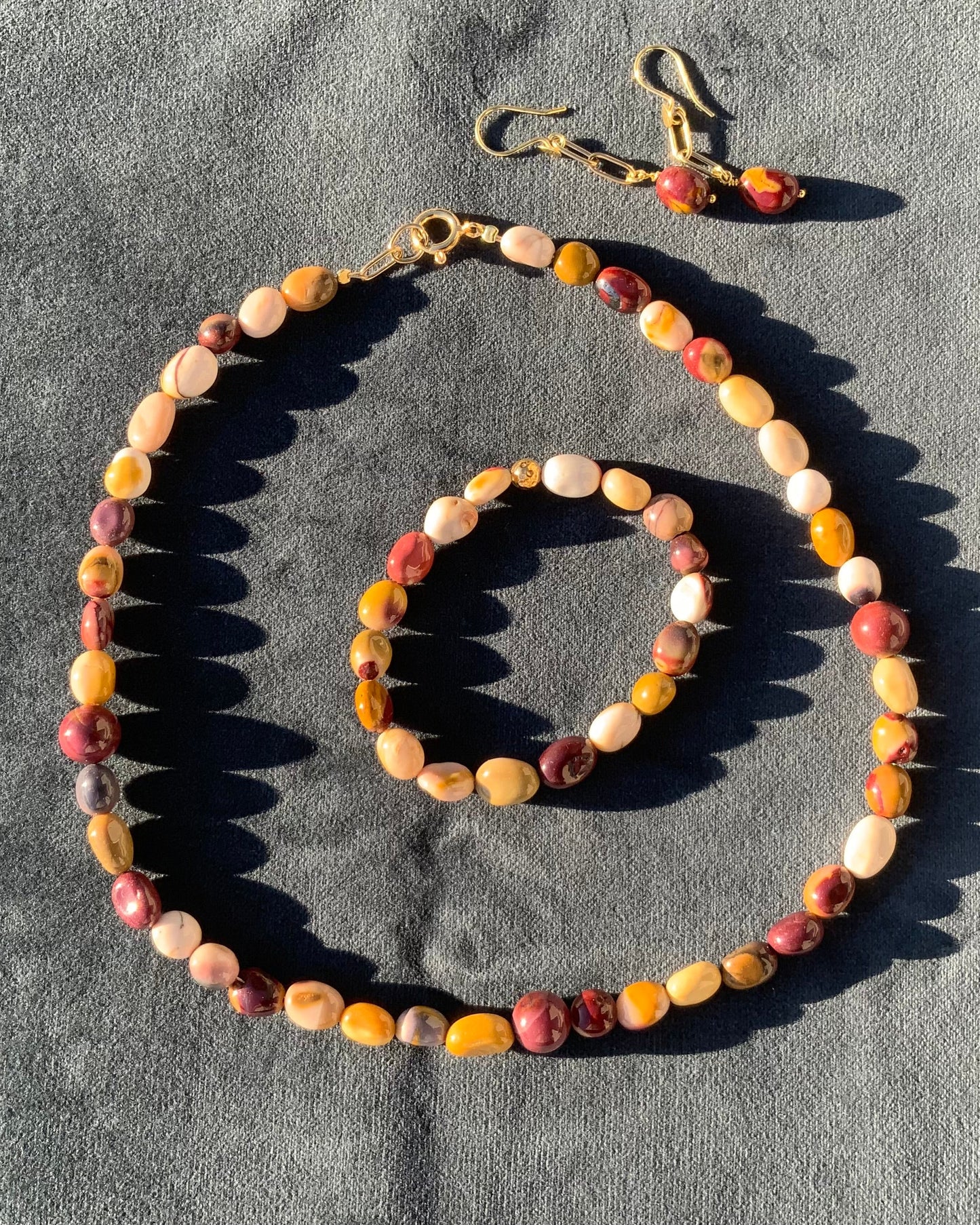 Sæt med halskæde, armbånd og øreringe i mokait nugget