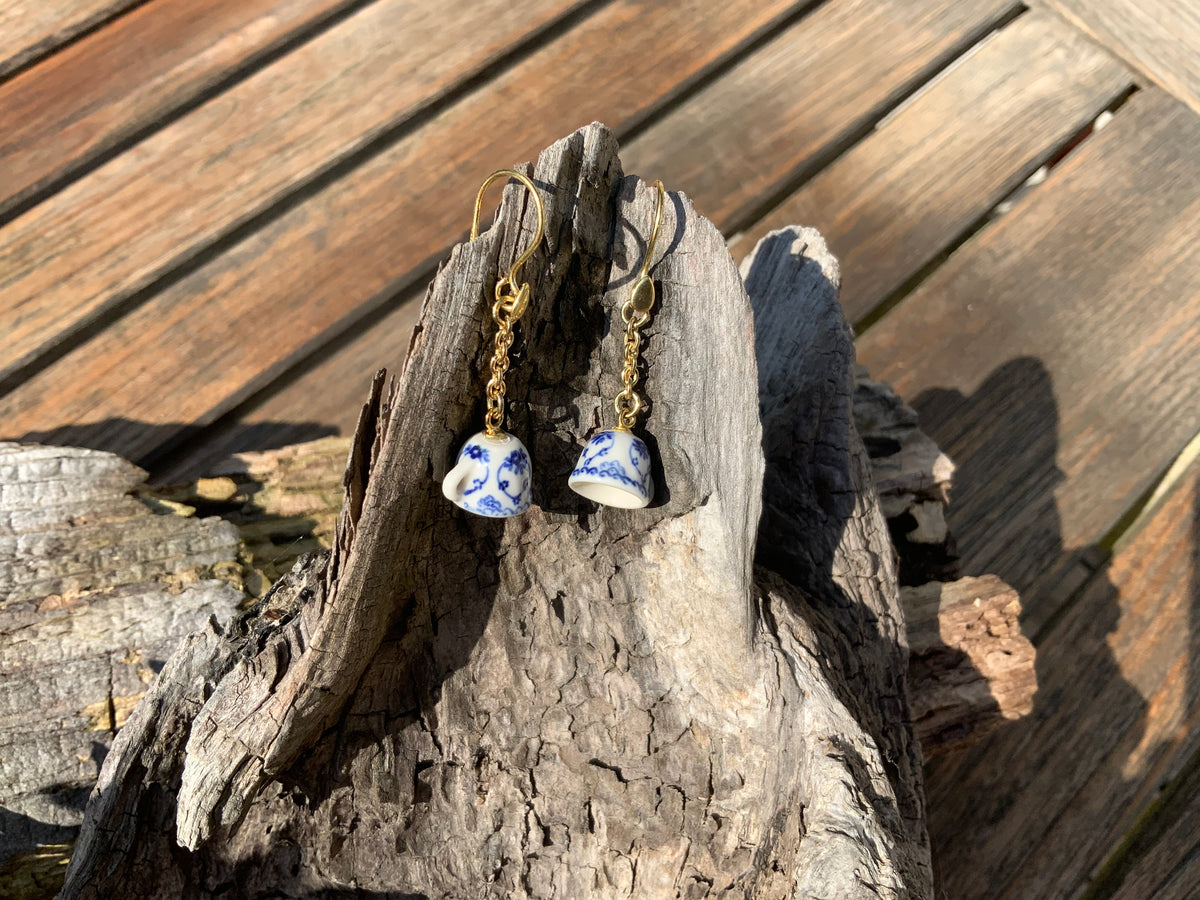 Ørering med musselmalet porcelænskop