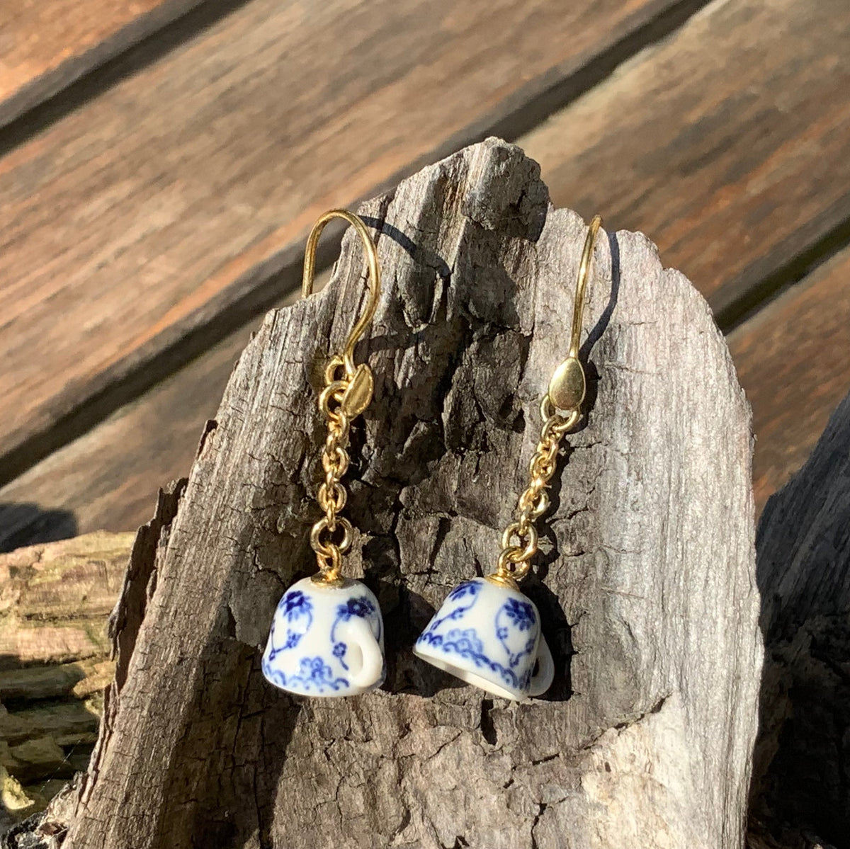 Ørering med musselmalet porcelænskop