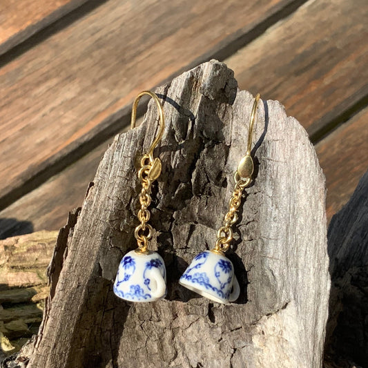 Ørering med musselmalet porcelænskop