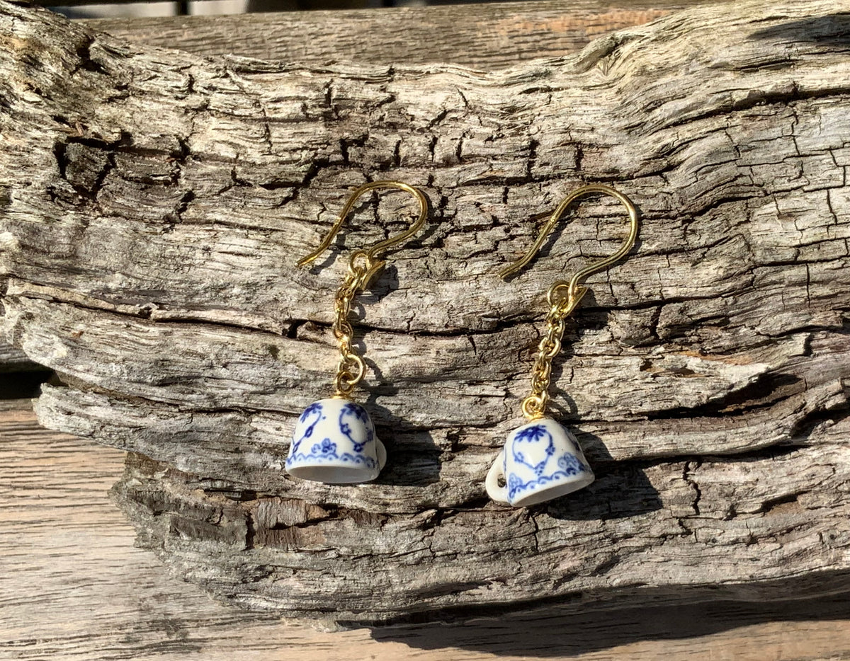 Ørering med musselmalet porcelænskop