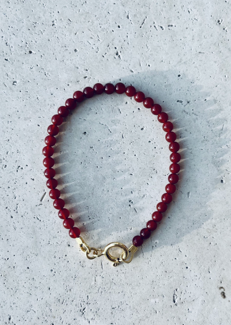 Armbånd i rød karneol