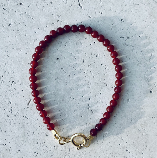 Armbånd i rød karneol