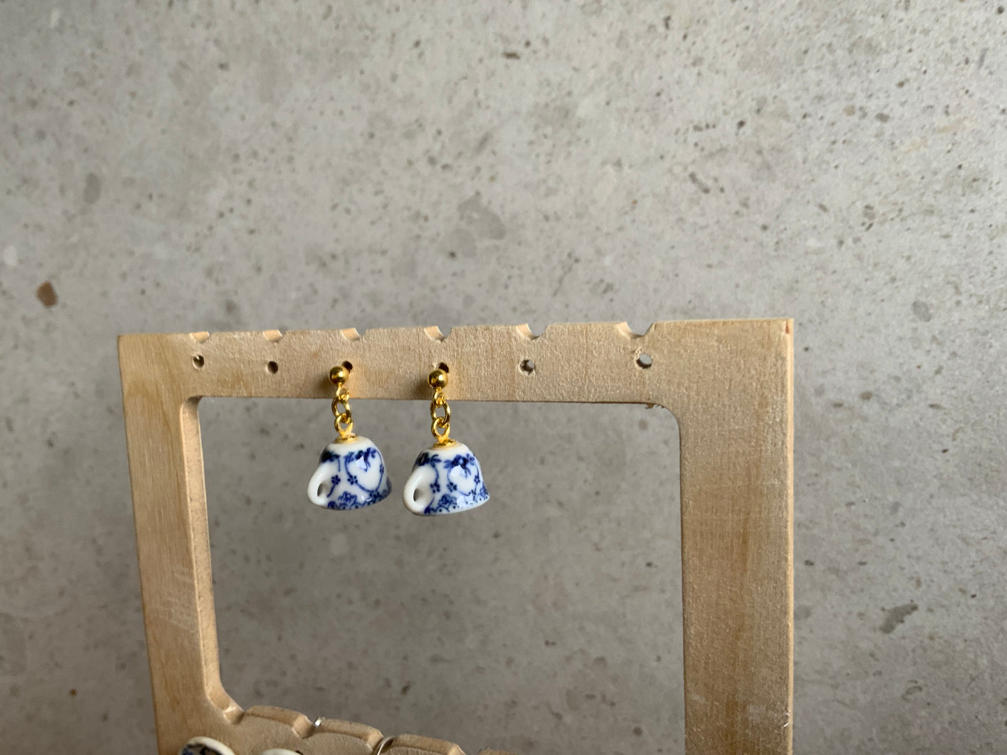 Ørestikker med lille håndmalet porcelænskop